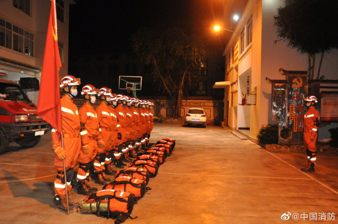 云南漾濞地震已致30人死傷 市民戶外睡帳篷、車?yán)锉茈U(xiǎn)