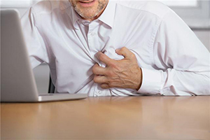 突發(fā)心梗怎么辦？急救醫(yī)生教你2招，關(guān)鍵時刻能保命